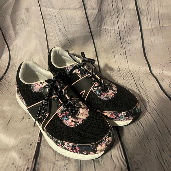 TRAQ by Alegria Sneakers - Picture 1 of 5